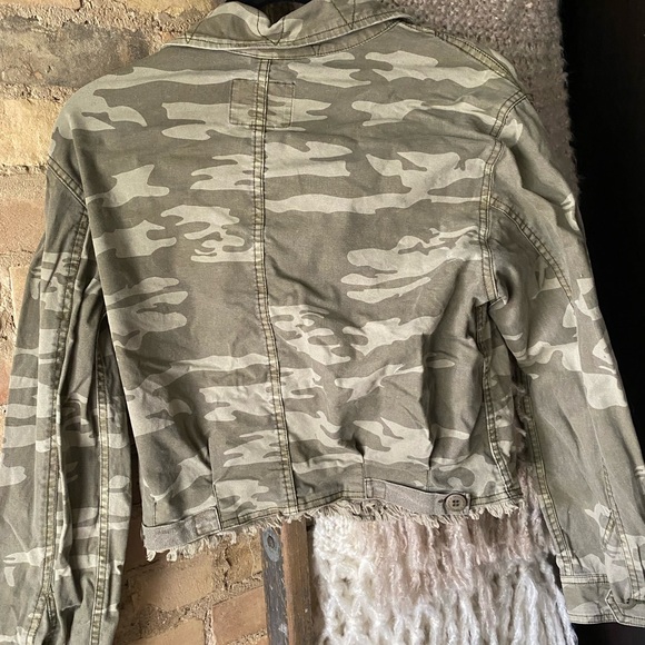 ANTHROPOLOGIE Sanctuary Cropped Camo Jacket/ Size Small - Picture 5 of 6